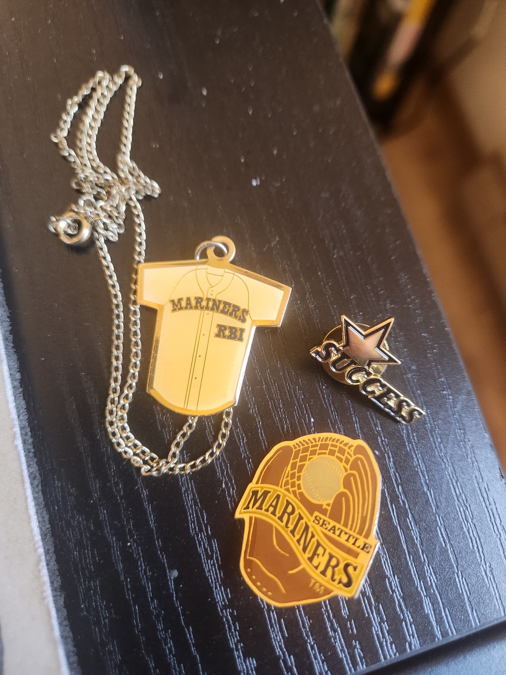 Seattle Mariners Yellow Jersey & Pins Necklace Set